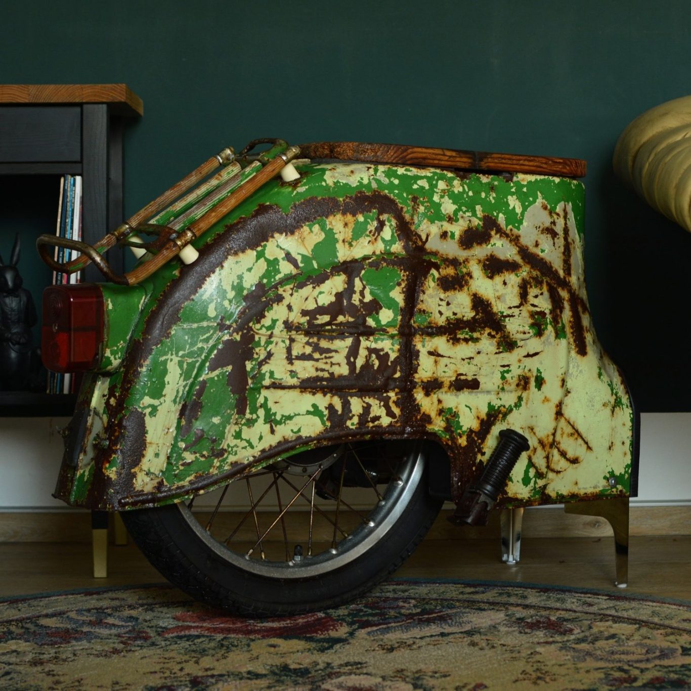 Upcycling-Beistelltisch aus Motorradheck in gelb